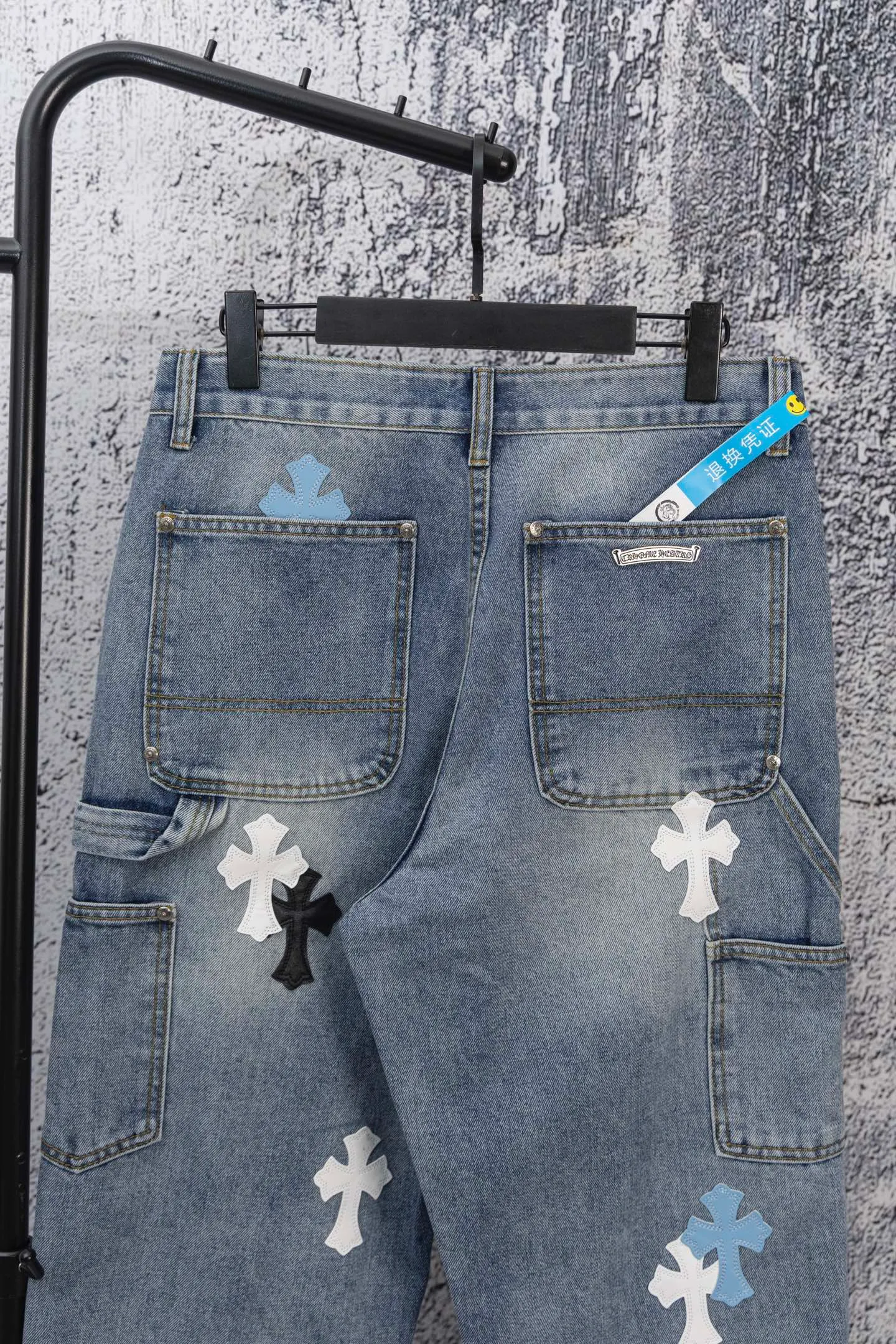 P270 CH Chromehearts Prince's same style white cross patchwork leather work jeans and logging pants. The counter price is 34W level. It is decorated with patchwork cross flowers and washed jeans! ! An absolutely high-end luxury product, a 1.9W-level god-level single product, a super popular product, made by top heavy industry, a magic weapon that cannot be missed! [About Zangyin] This is an extremely luxurious fashion brand that can also be called the aristocracy of the high street. It has always been an exclusive brand for some hipsters or rich second generations. Compared with ordinary high streets, it is more luxurious and noble. Compared with luxury brands, it is more fashionable and individual. It has always been a brand that I have a special liking for. [Top heavy industry fashion design] Consistently high-street luxury style. Speaking of this style, the Zangyin family and GU family are definitely the leading representative brands. Especially the Zangyin family has really achieved a state-of-the-art effect in creating high-street style. The unique washed material is used to create this style. The color system is already quite eye-catching. After it is decorated with patchwork cross flowers, it cleverly highlights the charm of the brand. Secondly, this style uses classic The high-waist cutting design highlights the long legs and fashionable temperament of the upper body. The brand is highly recognizable and the slim fit configuration is more suitable for daily wear. It is a product that interprets personality, fashion, and specifications at a glance. This single product is enough to make any fan excited. It can be a white T-shirt for a youthful college style, or a tight suspender for a royal style. It has strong matching ability and can be easily controlled by men.  [Materials and craftsmanship] Needless to say, this point goes without saying. As an excellent craftsman brand, Zangyin’s requirements for details and craftsmanship are really perfect. The washed color of this model has gone through so many processes, not to mention the embellishment of denim appliques. It is also purely hand-made and sewn. Just like what they believe in, only hand-made things have soul and have the meaning of wear. A top-notch heavy-duty fashionable denim item, I look forward to your perfect interpretation! !  Color: blue Size: 28-36